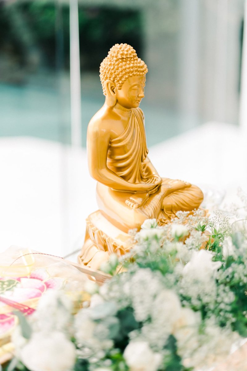 ovthemoon's tweet photo. ㅤ
Tepat di depan ruangan, sebuah altar Buddha berdiri kokoh dengan kesederhanaannya. 

Deretan kursi tamu tertata rapi menghadap altar, menyisakan lorong panjang di tengahnya yang akan menjadi jalan masuk bagi kedua mempelai.
ㅤ https://t.co/AC3GVZNIPL