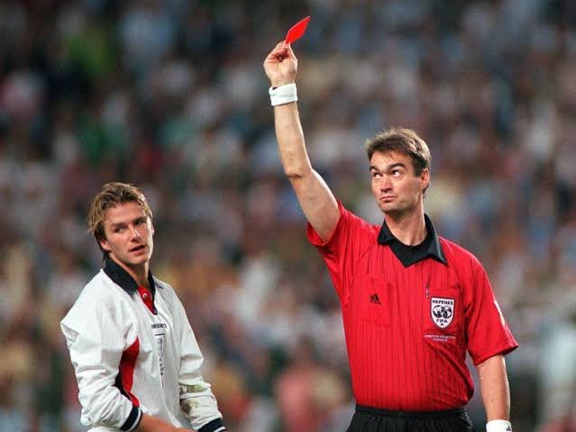 JoseAChozas's tweet photo. 40 años después de La Mano de Dios.  28 años después de la expulsión del jovencísimo David Beckham.

Ni será en México ni será en Francia, pero Inglaterra tendrá la posibilidad de vengarse de esa doble eliminación en Mundiales donde sus generaciones estaban llamadas a más cosas de las que lograron.

¿A la tercera irá la vencida? ¿Podrán Kane y Bellingham con Messi? El miércoles tendremos una semifinal para la historia.
