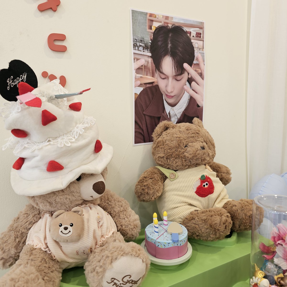 bbearbear29's tweet photo. คาเฟ่เปิดแล้วนะค้าบบบบ แวะมาถ่ายรูปกันได้นะคับบ
#stay27_withPENTOR
#Pentor27thBirthday https://t.co/JUyKTjiLSa