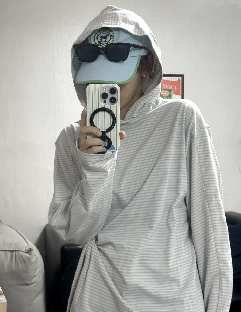 iknowsliber's tweet photo. #RT이벤트

알티해주신 두분께 제가 입은 요 후드를 드려요
..이젠 전체 품절이 되어버려 구할수가 없게 되어버렸습니다. 오직 알티이벤트로만 얻을 수 있는 아이템

이벤트 참여 방법은
해당 트윗 RT + 아래 인용⬇️트윗 RT 랍니다

당발은 15일!!!! 꾸벅 https://t.co/1ydeqxlEZd
