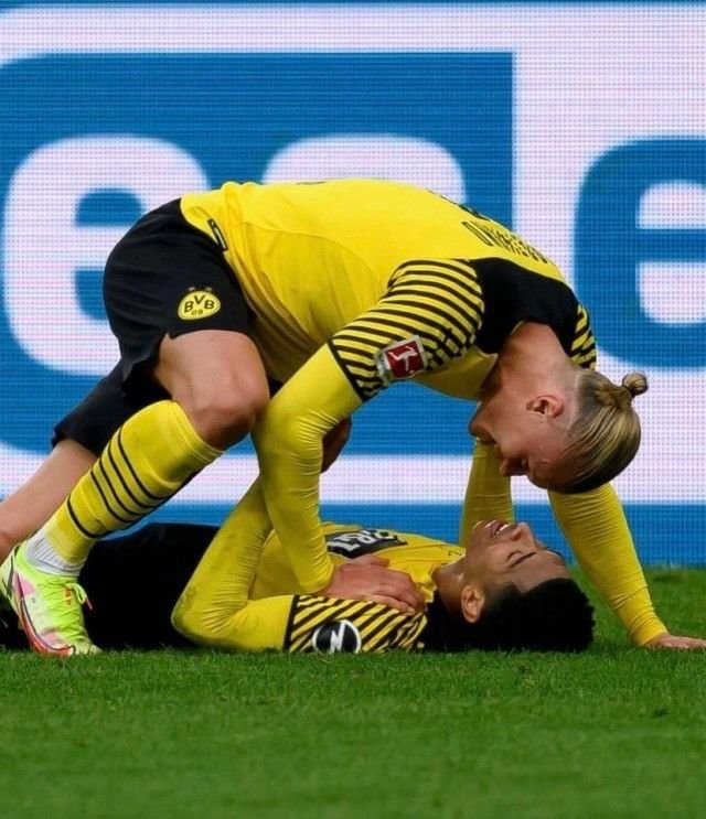kookdnn's tweet photo. un au #haalingham dónde.. 

Ambos jugadores no contaban con que el omega Jude entraría en celo durante el medio tiempo del partido donde eran rivales y su alfa Haaland haría todo por complacerlo, hasta anudarlo en los baños https://t.co/tUtio7MYxU