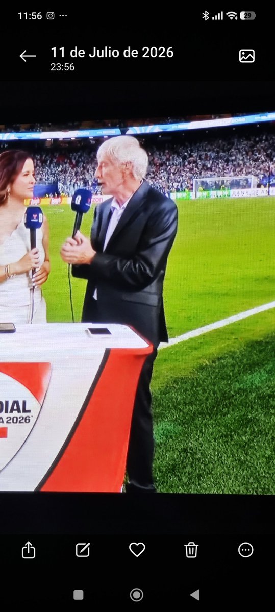 GuiY's tweet photo. Si Pequerman suelta el micrófono se cae. https://t.co/sbmCIrmgXq