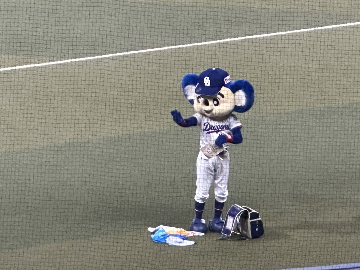 RTsy13's tweet photo. 3塁側でグッズを宣伝するどあらさん。
紹介の合間のお手振りも忘れない。 https://t.co/kThk9oWhZl