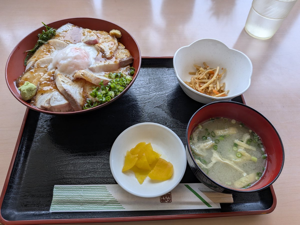 Alma28387155's tweet photo. くらえ飯テロ。
ブリの炙り丼だ https://t.co/gKmu44zmot