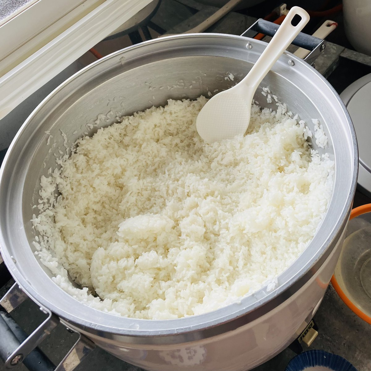 mr_mist75's tweet photo. 早朝に自宅を出て、働く町の地域行事のお手伝いでカレー80人分作ってさきほど帰宅。
これからやっと週末まとめて家事。まずは洗濯。
みなさまもよい午後を😘 https://t.co/YgOHz6ApTW