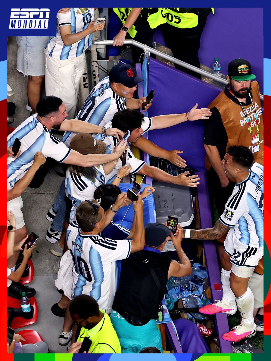 ESPNArgentina's tweet photo. 🐂🔥 ¡HUBO TORAZO EN KANSAS! ¡Lautaro Martínez sentenció el 3-1 y lo festejó con los hinchas!

⚽ #ESPNMundial

📺 Mirá nuestros partidos de la #FIFAWorldCup por el Plan Premium de #DisneyPlus https://t.co/bBafwMrShT