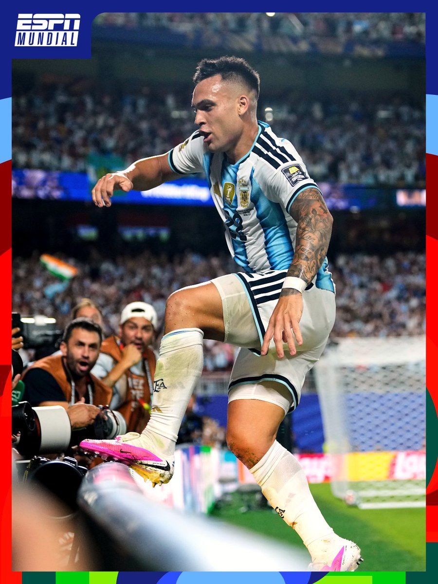 ESPNArgentina's tweet photo. 🐂🔥 ¡HUBO TORAZO EN KANSAS! ¡Lautaro Martínez sentenció el 3-1 y lo festejó con los hinchas!

⚽ #ESPNMundial

📺 Mirá nuestros partidos de la #FIFAWorldCup por el Plan Premium de #DisneyPlus https://t.co/bBafwMrShT