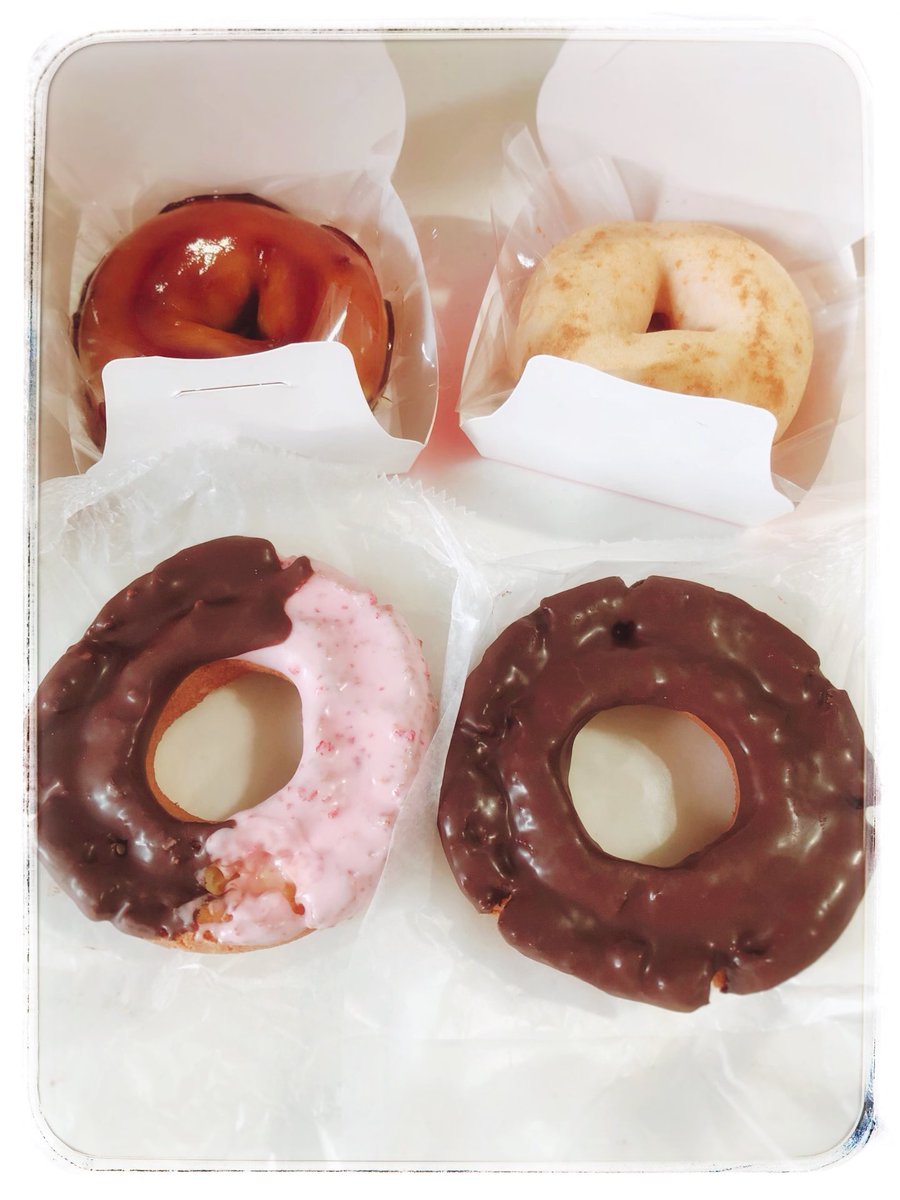 romanfss437's tweet photo. 一カ月前に予約した もっちゅりん がやっと購入できた〜！！🍩✨
みたらし味、きな粉味、そして予約限定ドーナツのチョコとイチゴ味も購入！！

しかし家族分切り分けたからドーナツの原型が無い！！
甘い固まり食ったような感じでしたわ〜🤣👍✨

美味かった✨

#ミスタードーナツ https://t.co/6dCaUhw0CP