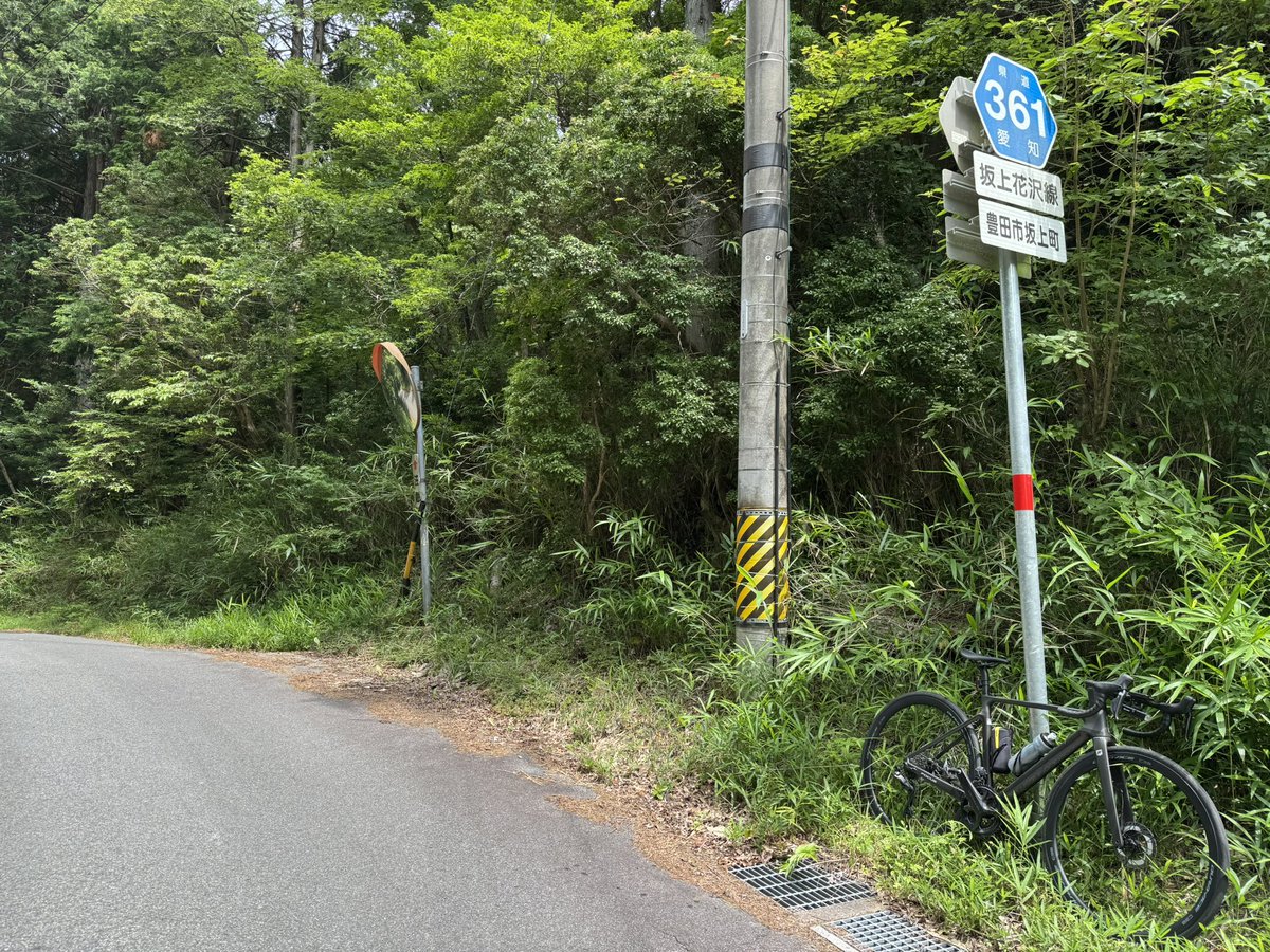 mat_sphi's tweet photo. 昨日のルートの逆回り
峠登り切ってもカーブミラーしかない https://t.co/uep9yVbQgG