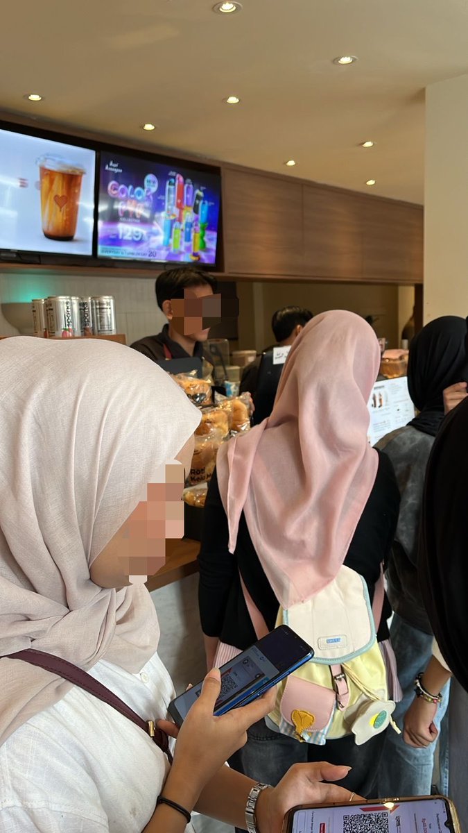 mahakersa's tweet photo. Lagi ngantri di Kopi Kenangan buat beliin pesenan ayang, mana yg ngantri cewek semua cuma saya doang cowoknya🤣

Pas banget di depan saya, ada cewe ABG yg lagi mesen:

👲 “(kasir) pagi kak, mau pesen apa?
👧 “Kopi Kenangan mantan satu ya, Kak”
👲 “Sizenya mau regular atau large, kak?”
👧 “Regular aja deh”
👲 “Ice sama sugarnya normal?”
 👧 “Bikin yg maniiis banget ya, kak!”
👲 “Oh, kalau manis banget ada biaya tambahan 6 ribu, gapapa kak?”
 👧 (langsung putar balik) "Eh... gausah deh, Kak."
👲 “Baik Kak, saya ulang ya pesenannya...”
👧 (tiba-tiba nyela) “Eh bentar kak! Kalau saya mintanya less sugar, harganya dikurangin juga gak?”

Logikanya dapet banget, nambah gula bayar, masa ngurangin gula gak dapet diskon? wkwk 🤣