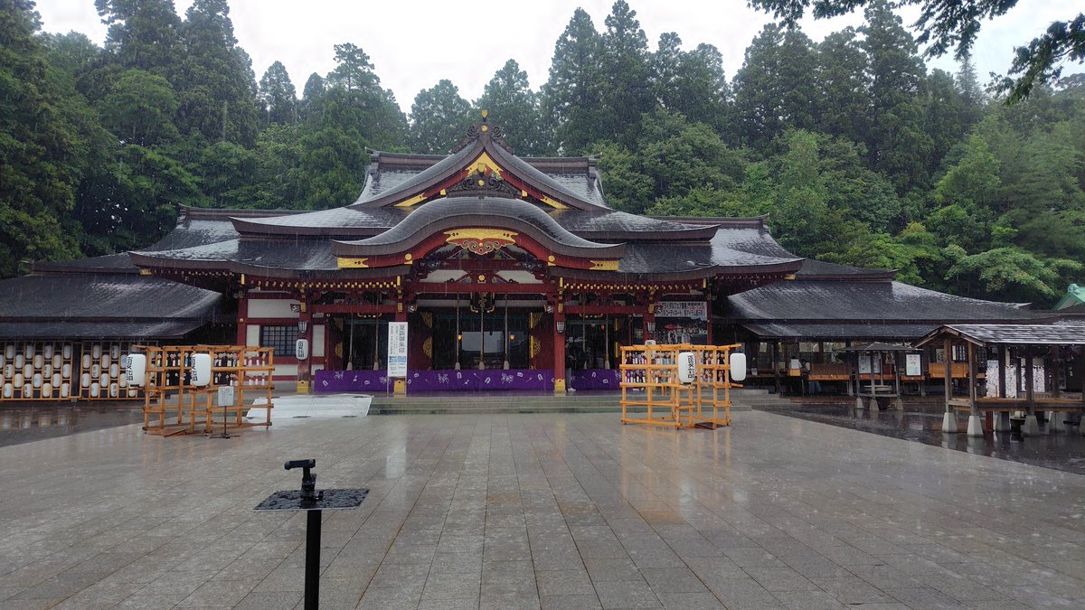 shiny1114's tweet photo. 土砂降りの盛岡なう。

盛岡八幡宮境内でのモリオカマチナカフェスタで
IBCラジオトップ40復刻放送。 https://t.co/DhGBYts7Pb