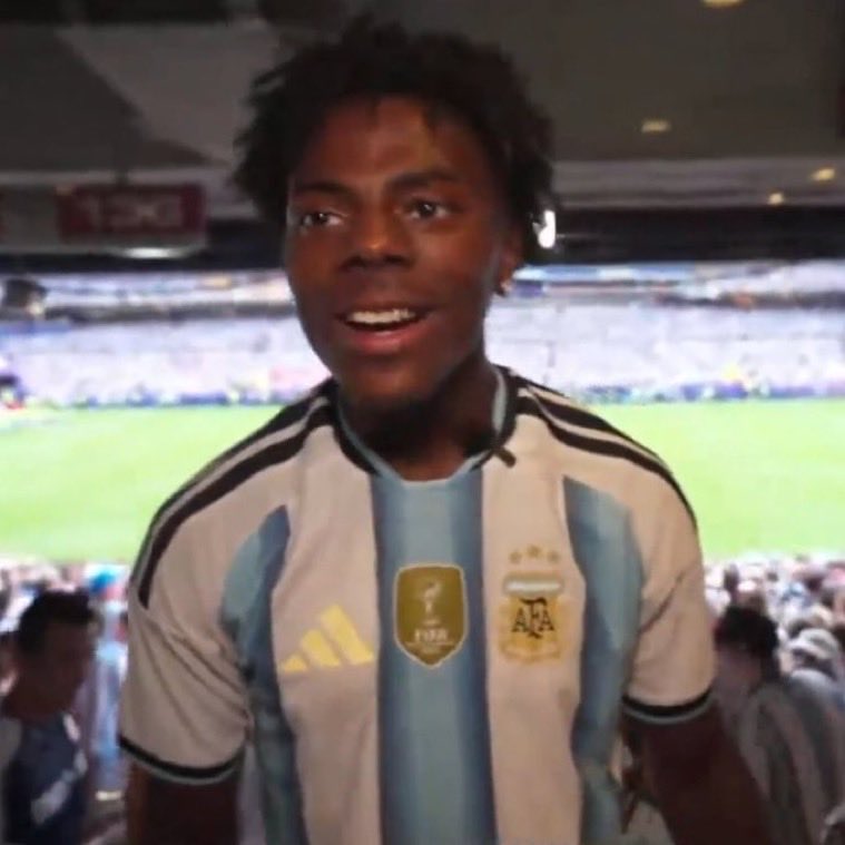 agentic10's tweet photo. IshowSpeed wore an Argentina jersey with Messi’s name to “curse” them.

This tactic didn’t work because Argentina beat Switzerland (3-1) 🥀😭 https://t.co/hpArVITin7