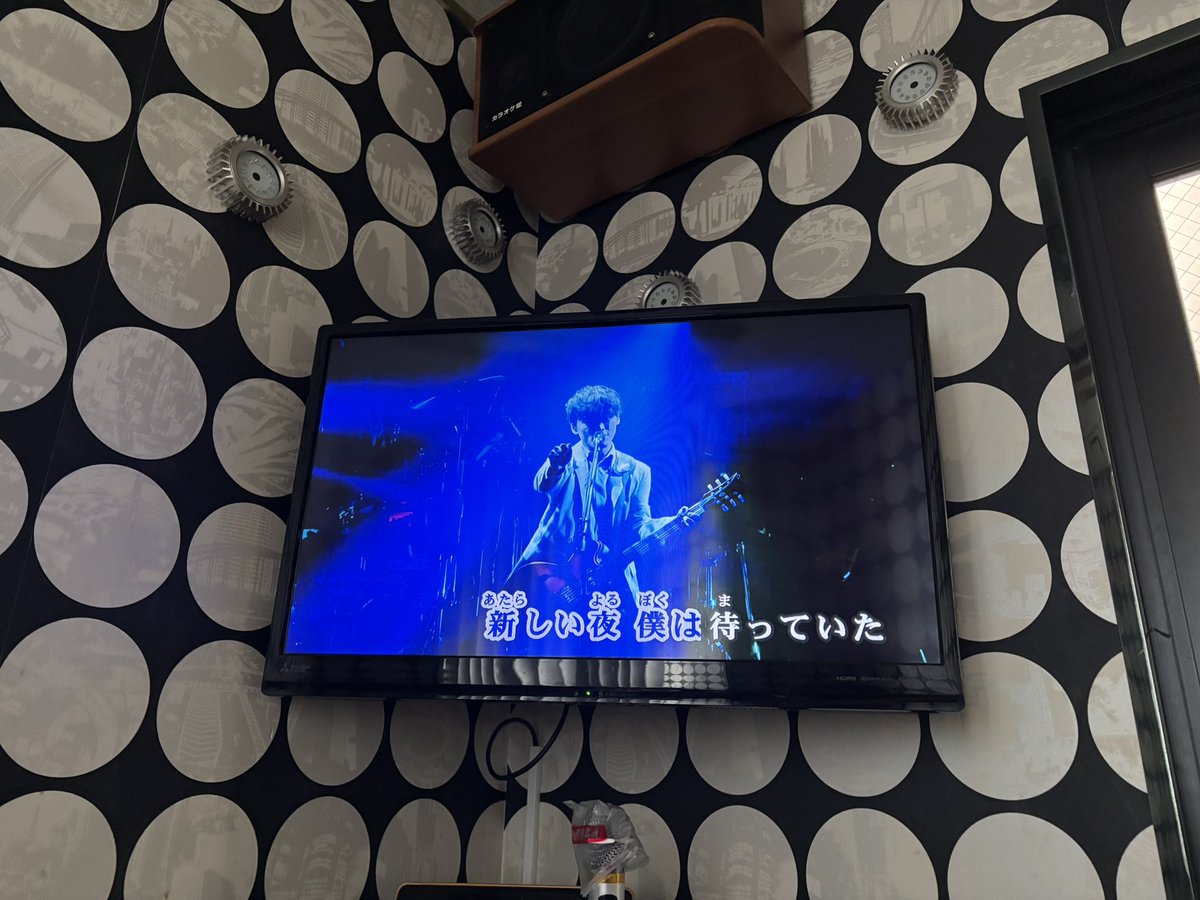 Aruara1111's tweet photo. 1人でカラオケきて部屋ガンガン涼しくして爆音でアルクアラウンドひたすら聴きまくるの気持ちよすぎます。。。 https://t.co/NPpv93BbXk