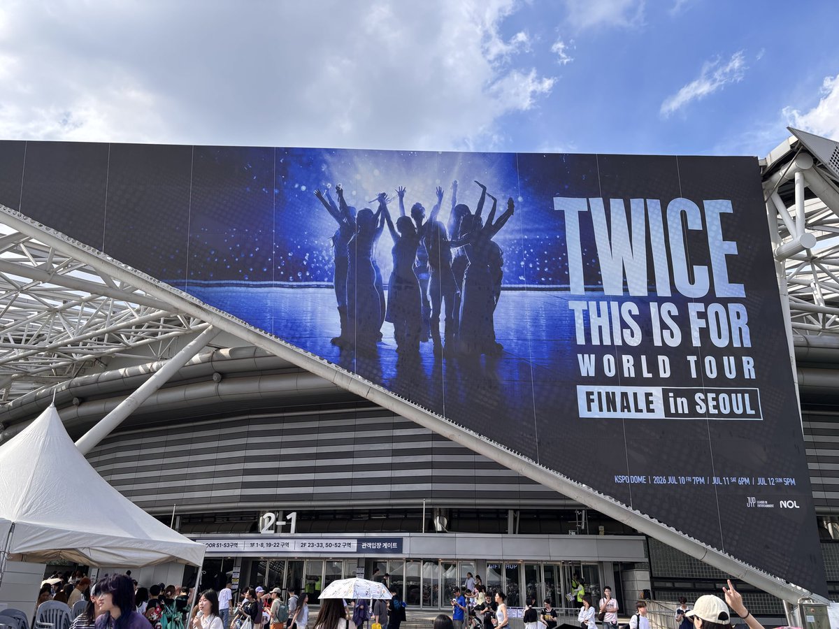 kaktrahs's tweet photo. THIS IS FOR WORLD TOUR最終公演

TWICE&amp;ONCE&amp;STAFF&amp;DANCER
ファイティン🫶
盛り上がっていきましょう

#TWICE_THIS_IS_FOR_WORLD_TOUR_FINALE_IN_SEOUL 
#TWICE_FINALE_IN_SEOUL https://t.co/8f8NiqKkiX