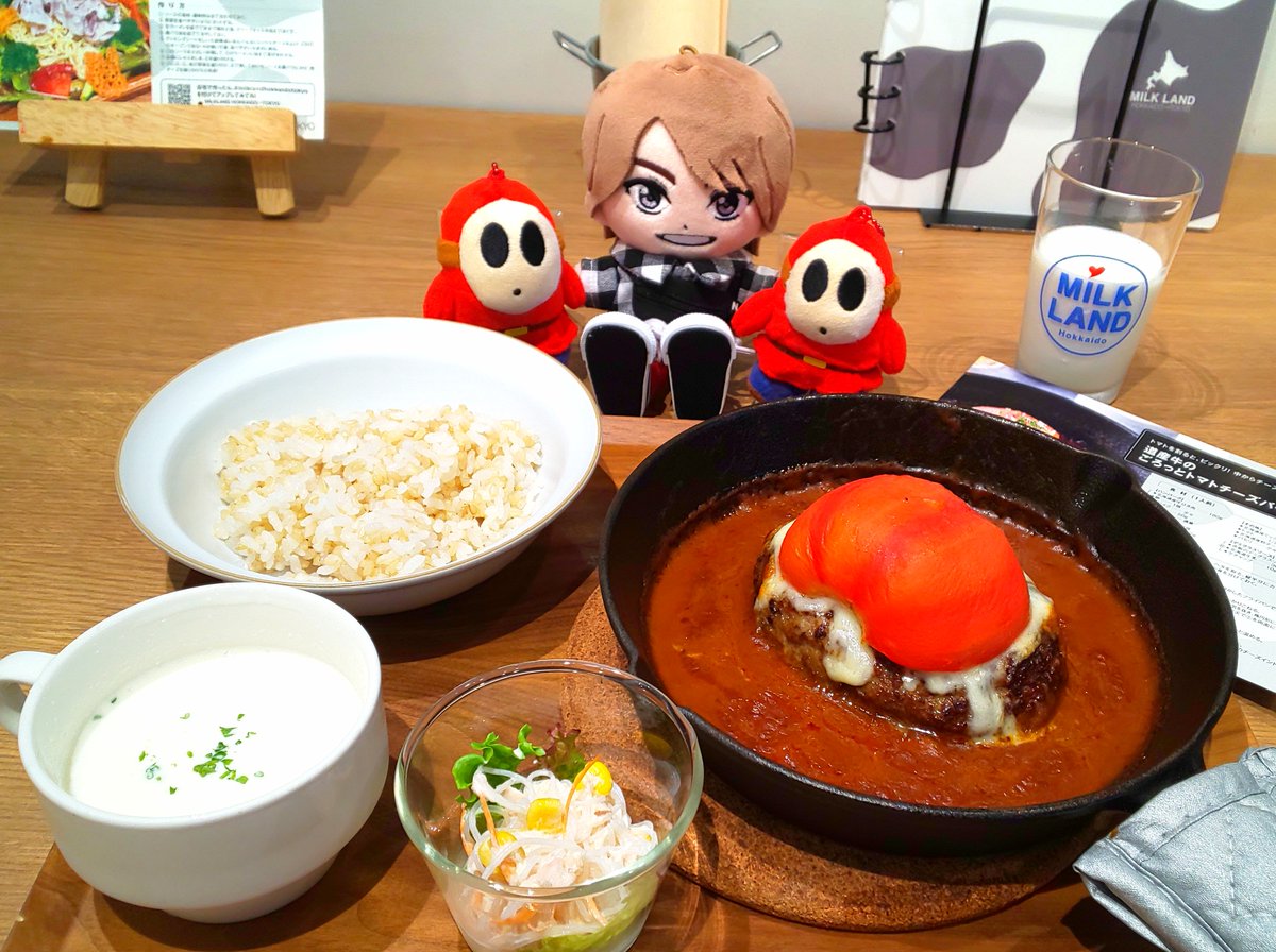 avocado_z's tweet photo. ７月のミルクランド🐄🎋
ごろっとトマトチーズバーグ🍅🧀✨
とまともハンバーグも大きくてチーズいっぱいで最高だった👏✨
冷製のじゃがバタースープも春雨とヨーグルトのサラダも今月のソフトクリームもおいしかった😊😊😊
大好きしかないメニュー🙌💕 https://t.co/MuQXXR1hff