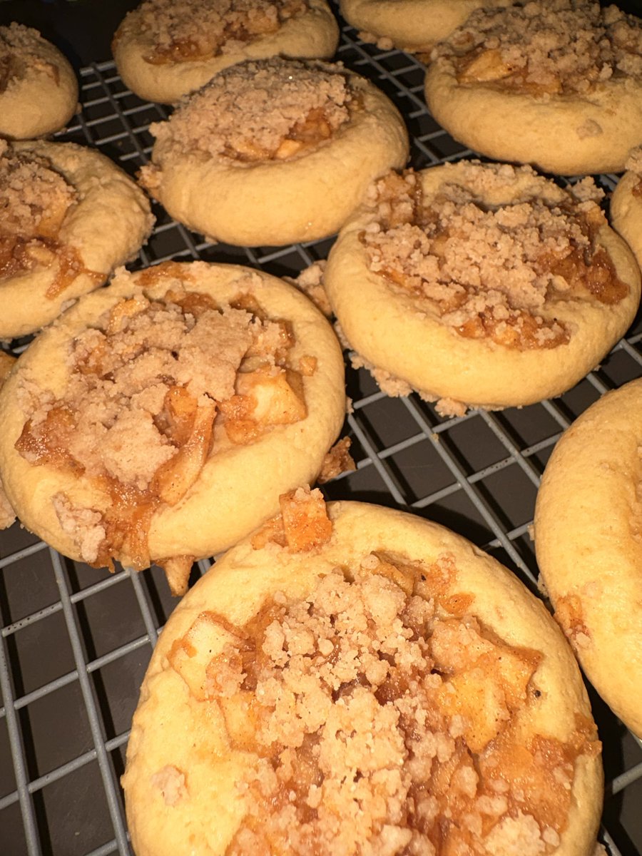 GoddessGanjas's tweet photo. Apple streusel cookies https://t.co/jkzo01NrLk