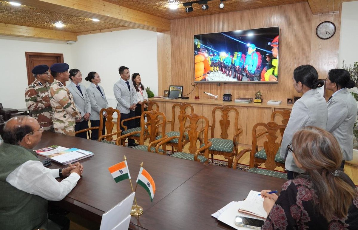 ITBP_official's tweet photo. The #ITBP Mount Everest 2026 team, comprising four women and one man who summited the world's highest peak on 21 May, met with the Hon'ble @lg_ladakh , Shri Vinai Kumar Saxena.
He congratulated the team on their remarkable achievement &amp; extended his best wishes.
#Himveers https://t.co/7dwNB4qAo5