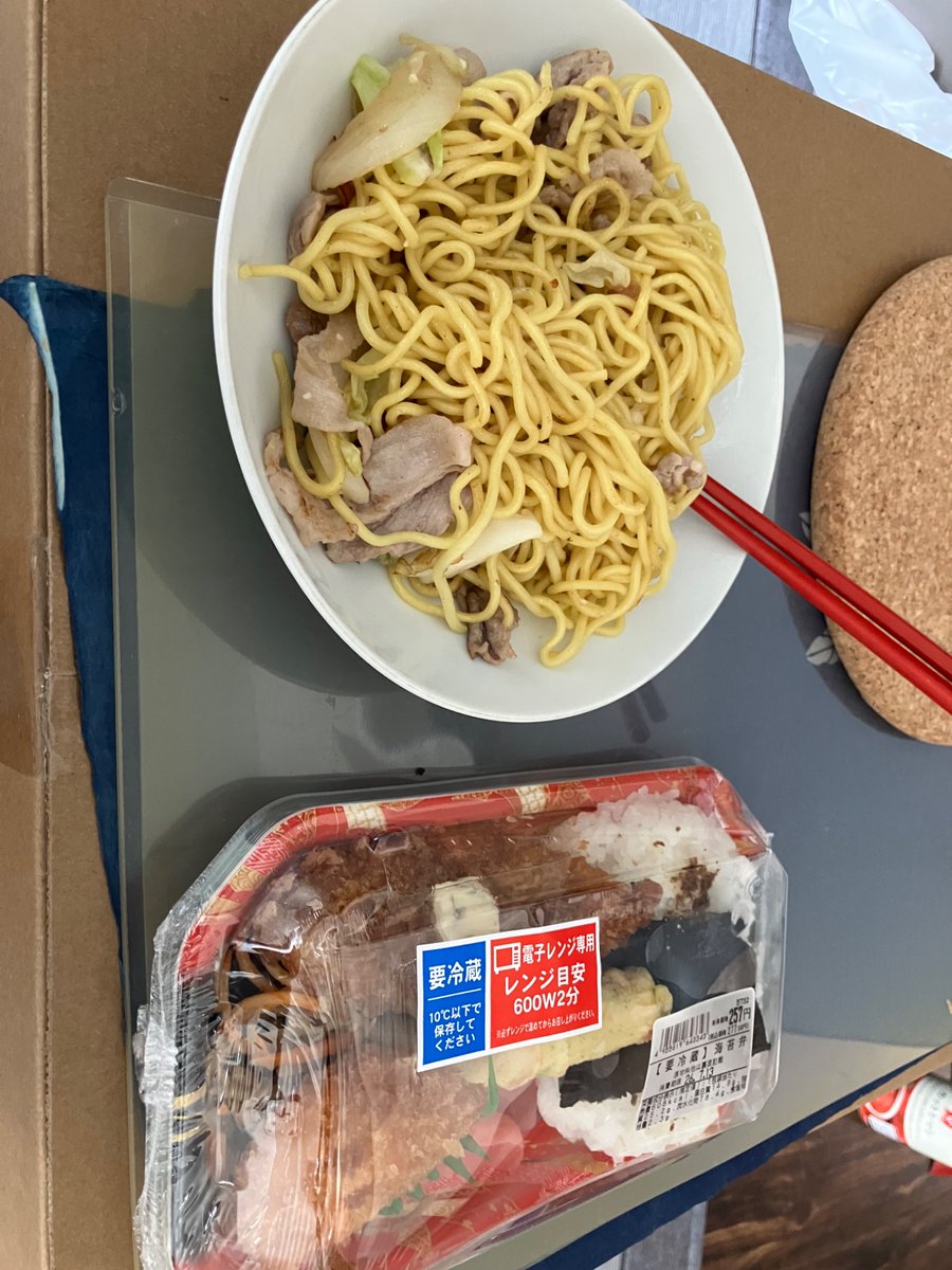 gil_maruque's tweet photo. 激安スーパーの激安海苔弁…だけだと足りないので、チルド麺(22円)買って、塩焼きそばに。
主要の野菜と豚コマは夜に野菜炒め→今晩の副菜&amp;今週の冷凍ストック！！

まぁーなんとかなんちゃって自炊できてます https://t.co/ybugmOPfmy
