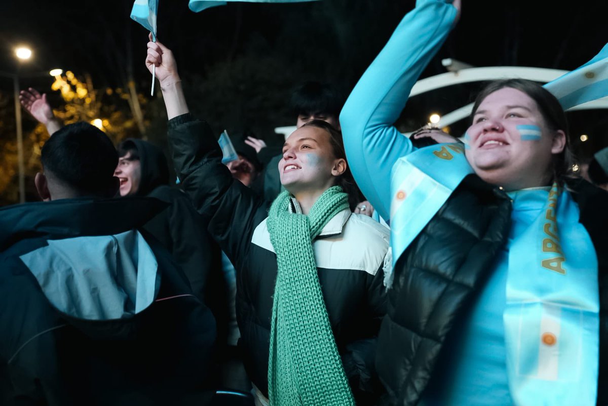 FedericoAchaval's tweet photo. Si no se sufre, no vale… VAMOS ARGENTINA 🇦🇷❤️

Gracias selección por poner el corazón en nombre de todos los argentinos.

Desde el Paseo del Centro, como ya es cábala, estuvimos alentando y viviendo este partido único.

A seguir por acá 💪🏻❤️ https://t.co/4ErbQczqCD