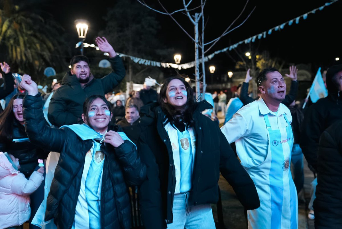 FedericoAchaval's tweet photo. Si no se sufre, no vale… VAMOS ARGENTINA 🇦🇷❤️

Gracias selección por poner el corazón en nombre de todos los argentinos.

Desde el Paseo del Centro, como ya es cábala, estuvimos alentando y viviendo este partido único.

A seguir por acá 💪🏻❤️ https://t.co/4ErbQczqCD