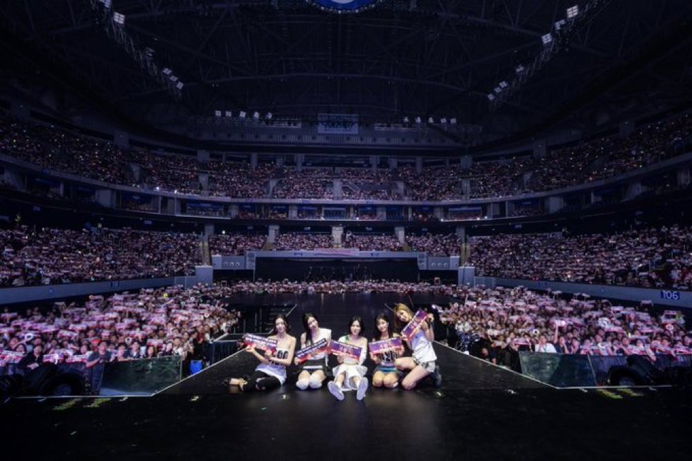 MIDCYS's tweet photo. THE EMPTY SEATS HELLO??????? https://t.co/o2o17V6ENp