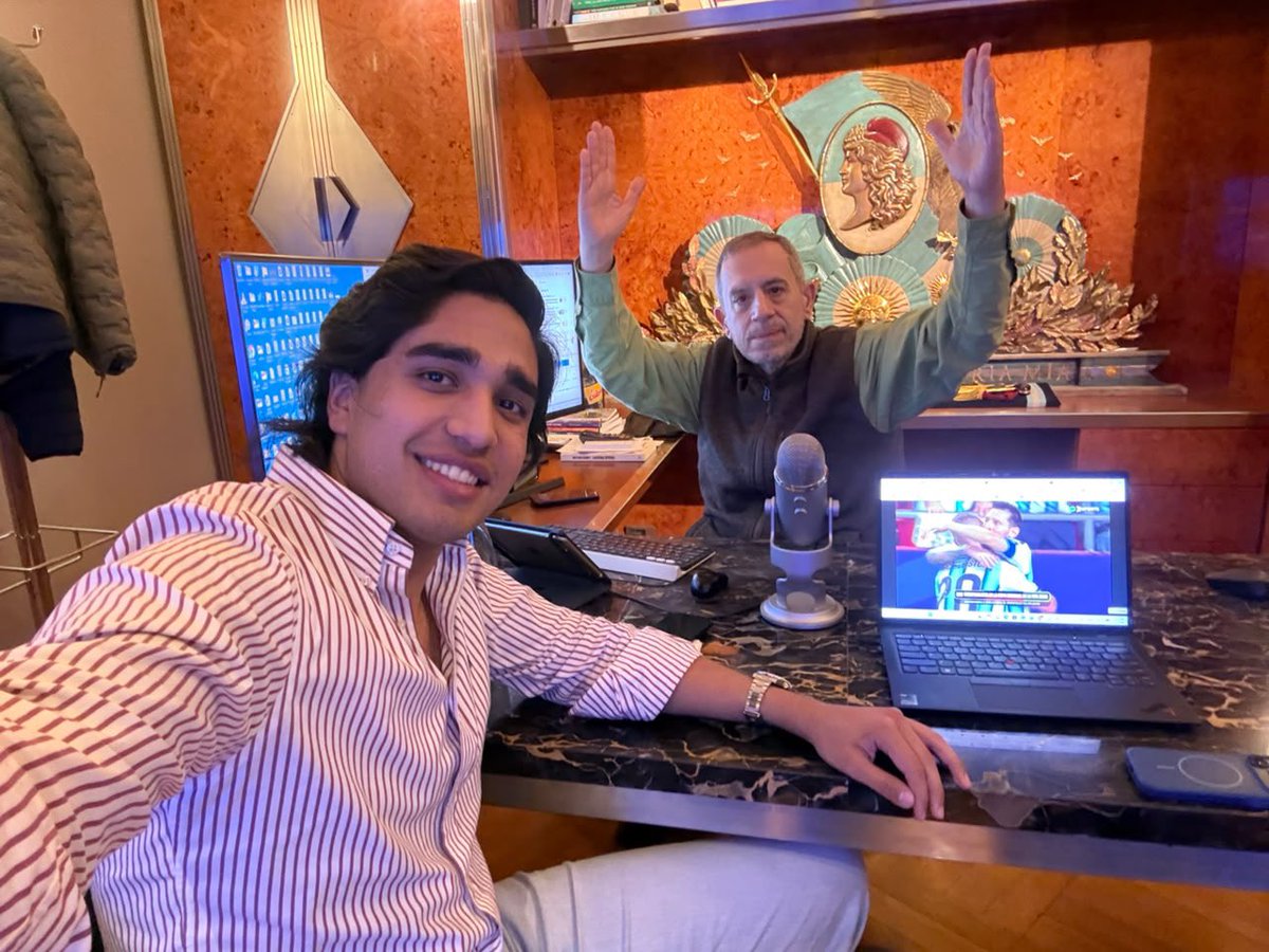 CarlosMaslaton's tweet photo. En mi casa, con mi amigo tucumano Leandro Albornoz, tras la gran victoria argentina por 3 a 1 contra la Confederación Helvética en el Mundial XXIII de la FIFA. https://t.co/dcKOKupyCF
