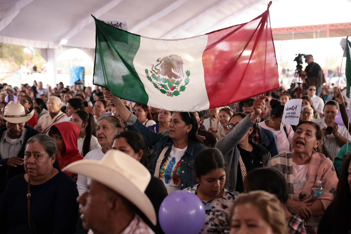 Claudiashein's tweet photo. Ser la primera mujer presidenta significa reconocer a las mujeres mexicanas: a las que nos abrieron camino, a las que hoy sostienen a sus familias y comunidades con su trabajo cotidiano, y a las niñas y jóvenes que construirán el México del mañana.

Una forma de hacerlo es reconocer el invaluable trabajo de cuidados que durante generaciones han realizado las mujeres. Por eso impulsamos la Pensión Mujeres Bienestar a partir de los 60 años.

Gracias a todas las mujeres de Río Grande, Zacatecas, por su cariño y su confianza. Les correspondo con el mismo afecto y con el compromiso de seguir trabajando por ustedes y por el bienestar de todas las mexicanas.

Aquí te dejo el video completo 🎥
https://t.co/oJ2OY3otcx