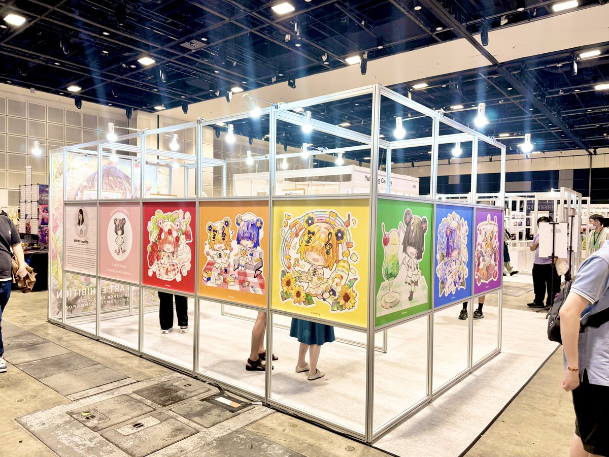_yukoring's tweet photo. 昨日はシンガポールでのサイン会とステージでのスピーチにたくさんの方が会いに来てくれました！みなさん本当にあたたかく、熱心に作品を見てくださっていて感動しました。本当にありがとうご��います！
今日もサイン会とスピーチを実施します☺️2日目もよろしくお願いします✨

#CSF26 https://t.co/RYbn8x9ytR