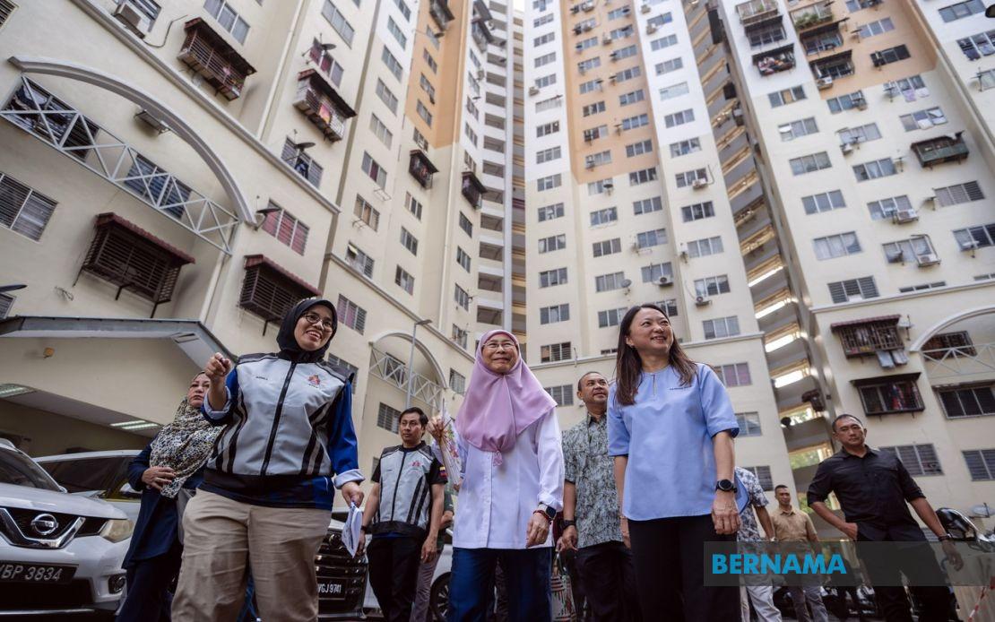 Bernama_Radio's tweet photo. PPR Desa Tun Razak Antara 22 Projek Naik Taraf Yang Telah Siap - @hannahyeoh 

https://t.co/xUI85mkAhY https://t.co/YDywc1fklE