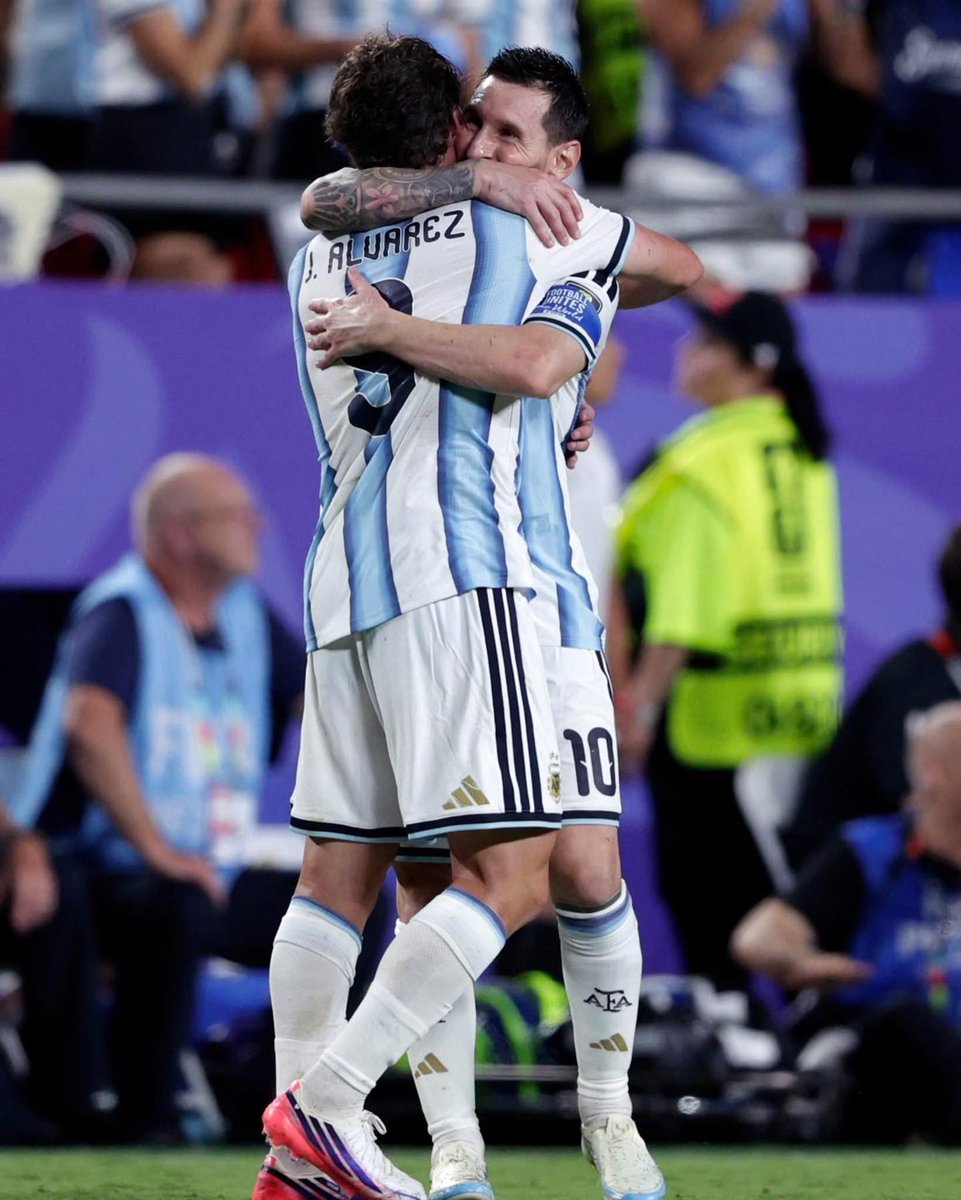 MessiXtraHQ's tweet photo. 🚨🗣️ Julián Alvarez: 

"We will all do everything to ensure Messi wins the World Cup again. We are all at war for him. Every game is a battle for him. The first thing I did when I scored the goal was to hug him." https://t.co/wbPSc1Oi6K