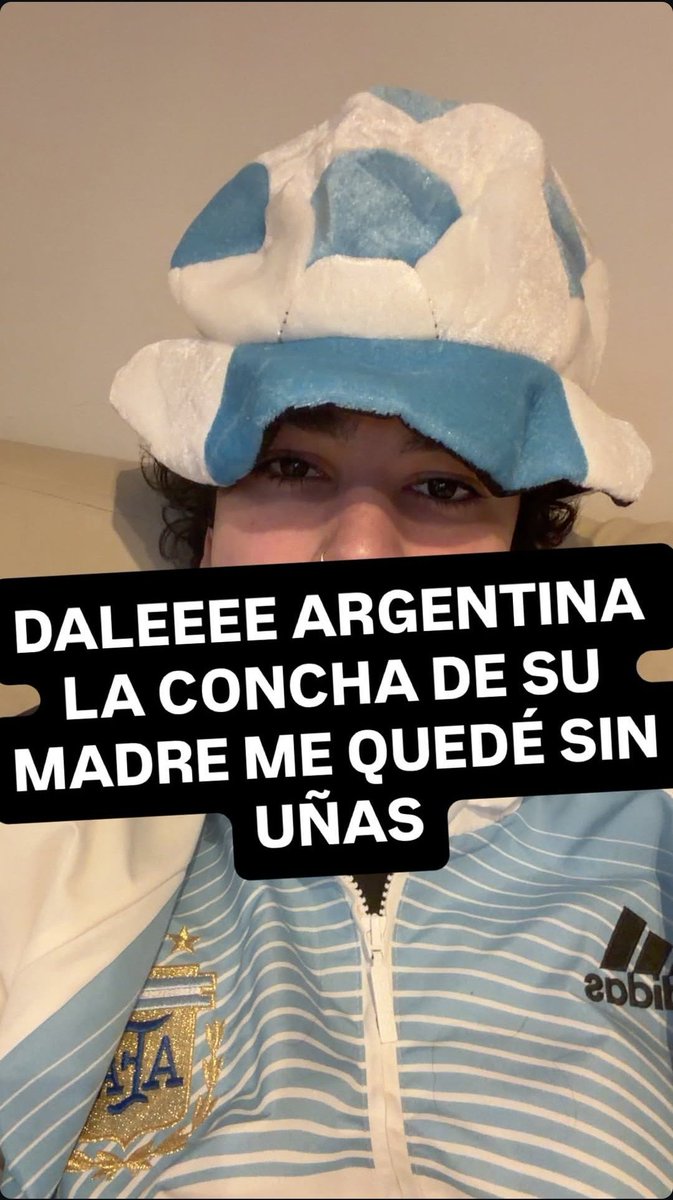 Lucysprn's tweet photo. Pero si siempre te quedas sin uñas sin importar que pase 😞 https://t.co/oazHS1q9YF