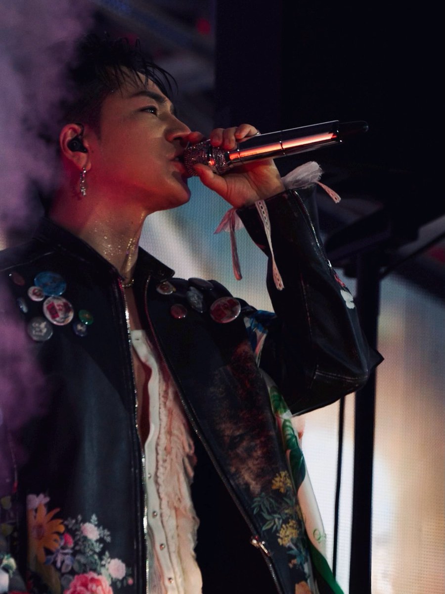 限定値下げ！登坂広臣フリスビー FUTURE LOVERS最後、一塁側でMATEの方に片方ずつ手を伸ばして広げて脚