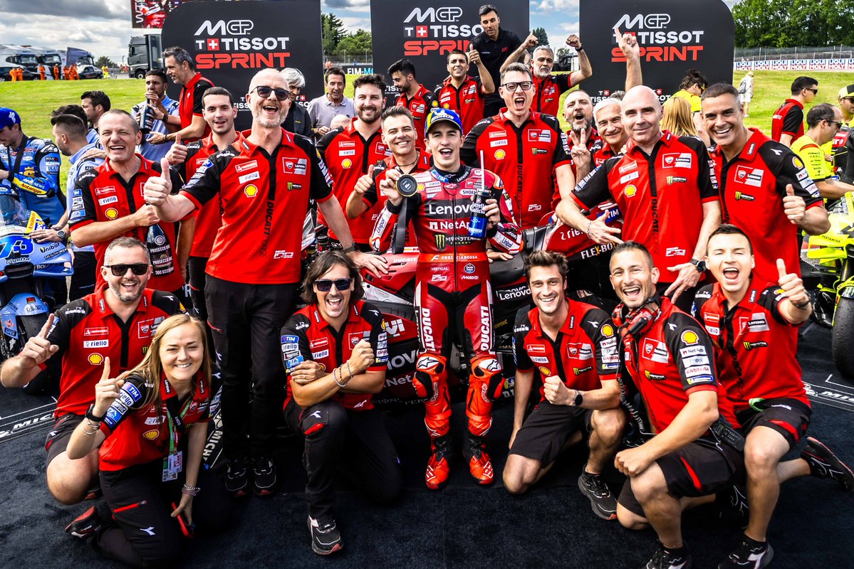 AlessioPiana130's tweet photo. #MotoGP #GermanGP 

Coscienziosamente e deontologicamente resta inspiegabile come sia possibile, in un contesto formale ed ufficiale, rivolgere ad un motociclista (nello specifico Marc Marquez) una domanda a tema "Karma" in riferimento all'infortunio di Marco Bezzecchi, riportando in auge quanto successo lo scorso anno a Mandalika tra i due. Di classe la risposta del 9 volte Campione del Mondo.

"Il karma non esiste. Ad esempio ho letto 'karma' in riferimento al 2015, ma nel frattempo ho vinto altri 6 titoli mondiali. Se questo è il 'karma'... allora è benvenuto. Detto ciò, il 'karma' non esiste e ciascun pilota si prende dei grossi rischi correndo. Innanzitutto auguro a Marco (Bezzecchi) di riprendersi presto. Dopo l'incidente in Indonesia dello scorso anno avevo detto e scritto pubblicamente di non attaccare Marco per quanto successo, visto che sono episodi che possono succedere nelle gare".