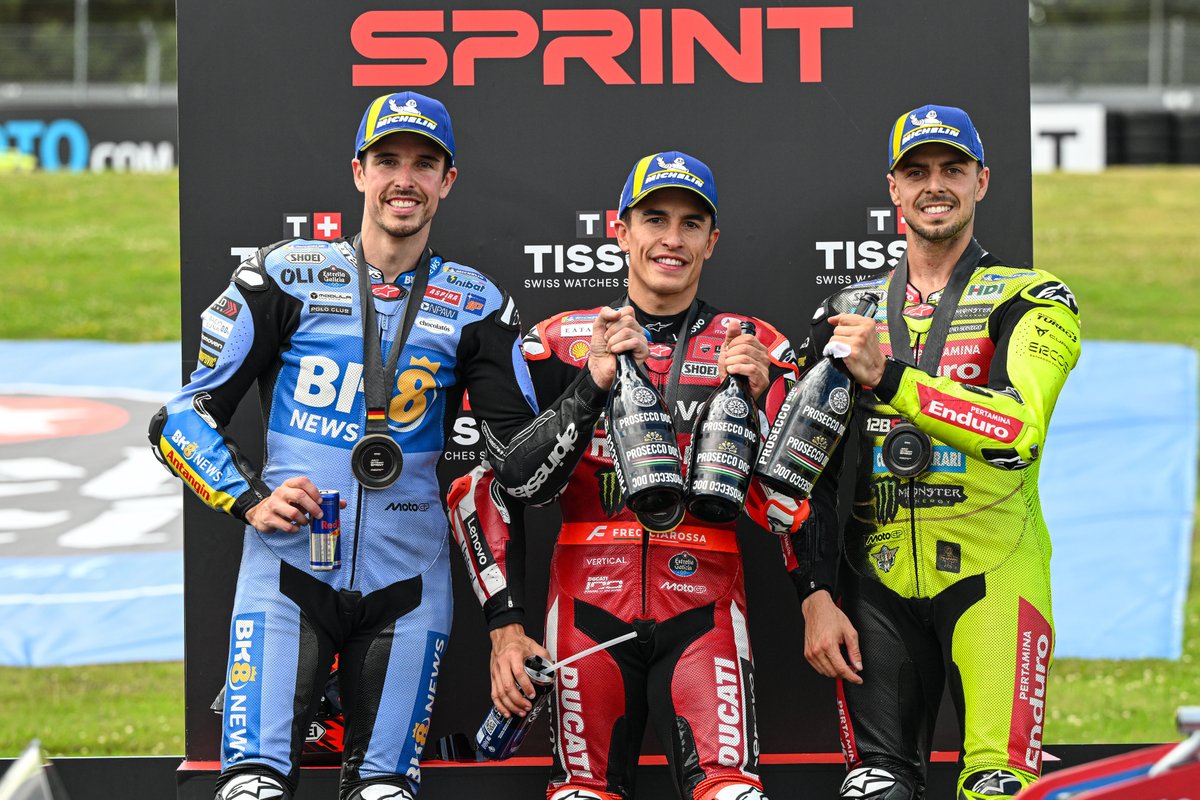 AlessioPiana130's tweet photo. #MotoGP #GermanGP 

Coscienziosamente e deontologicamente resta inspiegabile come sia possibile, in un contesto formale ed ufficiale, rivolgere ad un motociclista (nello specifico Marc Marquez) una domanda a tema "Karma" in riferimento all'infortunio di Marco Bezzecchi, riportando in auge quanto successo lo scorso anno a Mandalika tra i due. Di classe la risposta del 9 volte Campione del Mondo.

"Il karma non esiste. Ad esempio ho letto 'karma' in riferimento al 2015, ma nel frattempo ho vinto altri 6 titoli mondiali. Se questo è il 'karma'... allora è benvenuto. Detto ciò, il 'karma' non esiste e ciascun pilota si prende dei grossi rischi correndo. Innanzitutto auguro a Marco (Bezzecchi) di riprendersi presto. Dopo l'incidente in Indonesia dello scorso anno avevo detto e scritto pubblicamente di non attaccare Marco per quanto successo, visto che sono episodi che possono succedere nelle gare".
