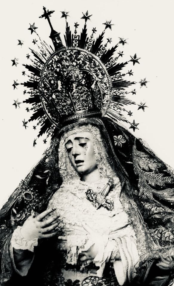 iluminadoChrist's tweet photo. 🇻🇦 Você conhece a Ave Maria dolorosa?

Ave Maria, cheia de dores,
o Crucificado é convosco.
Vós sois a mais lacrimosa entre as mulheres
e lacrimoso é o fruto do vosso ventre, Jesus.
Santa Maria, Mãe do Crucificado,
alcançai-nos lágrimas, a nós que crucificamos o vosso Filho,
Agora e na hora da nossa morte.

Amém.