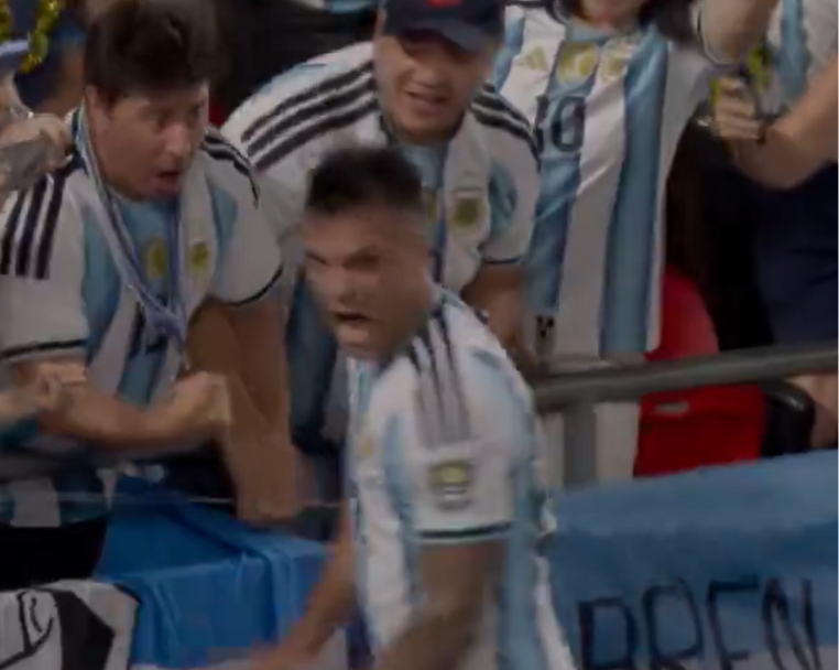 arielipillo's tweet photo. 🚨 OTRO ESCANDALO MAS 🚨

Lautaro Martinez ya tenía amarilla cuando anotó el gol, y subió a la grada a celebrar y el árbitro no le saco la 2da amarilla y por lo tanto ROJA y se perdía la semifinales vs Inglaterra 

Pero casualmente , al Árbitro , al Var y a Infantino se le olvido esta regla por lo que sea