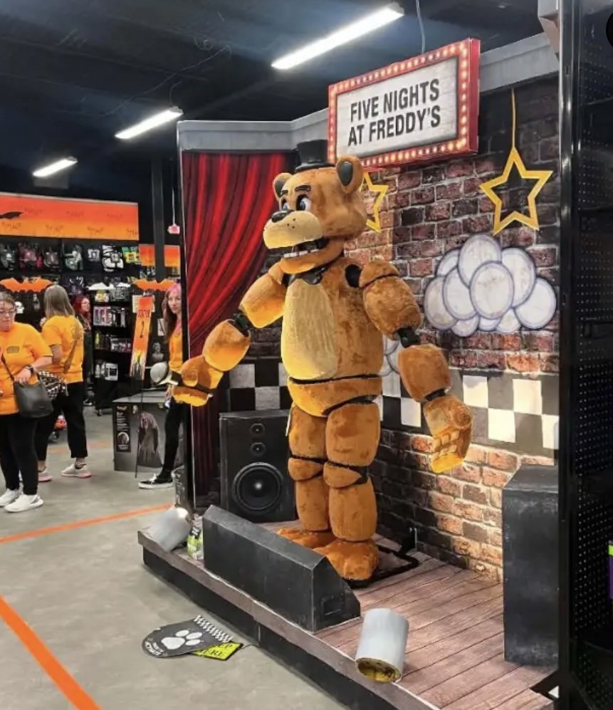 PuggosP's tweet photo. The final Spirit Halloween Freddy Fazbear animatronic has been shown off! 🐻

After months of waiting for a clear reveal, he is finally set up in spirit Halloweens everywhere!! https://t.co/ALP145C2jg
