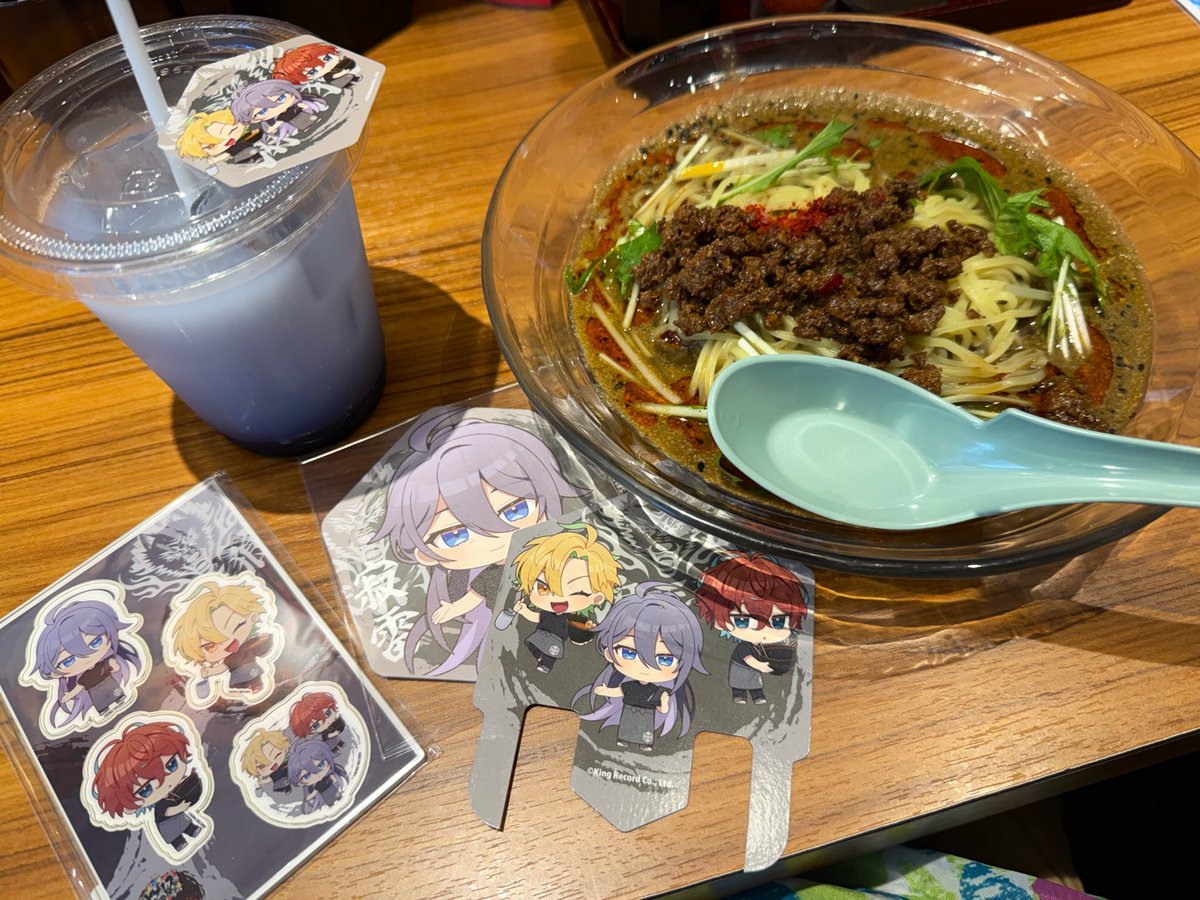 kooma_mp's tweet photo. 先週シンジュクラーメン食べられました！
結構胡椒効いててパンチある🫢

スターウォーズショップでクリアファイルとコースターも買えて嬉しい☺️
子がグローグー好きなのです https://t.co/tT4mKwc2Lb