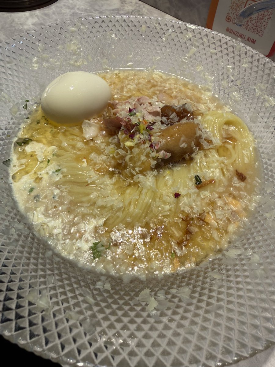 bobo505152's tweet photo. 桃とすももの冷やしラーメン
食べて来ました！ビスクベースの
スープにチーズが織り交ぜるられているで正解なのかな？メッチャ美味しかったです！桃とすももは
酸味を足す箸休め的なアクセント。
この未知な味を試しながら食べるって素晴らしいと思う！ご馳走様でした！#shizuku https://t.co/613LIZcq6a