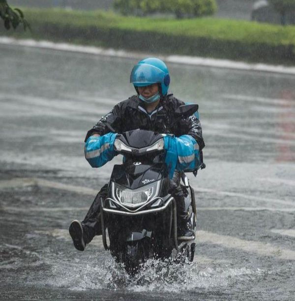 buletus's tweet photo. A stranger stopped to help me fix my broken bike in the rain, then left without even taking my thanks. Small kindnesses make the day. https://t.co/9SdSCiajCn