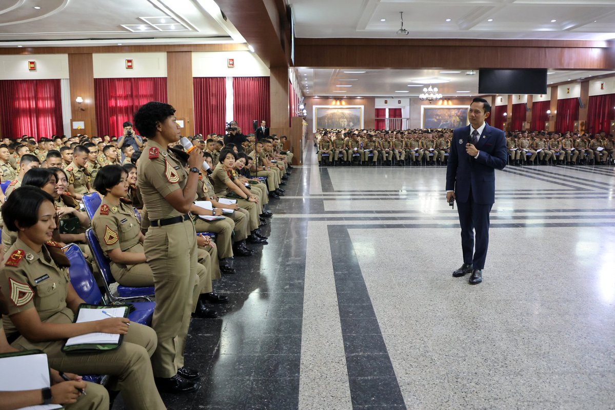 AgusYudhoyono's tweet photo. Kembali ke Lembah Tidar selalu menghadirkan rasa haru dan bangga. Di tempat inilah saya ditempa sebagai Taruna Akademi Militer, bersama rekan-rekan seperjuangan Angkatan 2000. Kini, saya mendapat kesempatan kembali sebagai alumni sekaligus Menteri Koordinator Bidang Infrastruktur dan Pembangunan Kewilayahan untuk berbagi pengalaman dan perspektif kepada para Taruna.

Saya melihat optimisme yang besar pada generasi penerus TNI Angkatan Darat. Mereka sedang dipersiapkan menjadi pemimpin masa depan yang tidak hanya tangguh secara fisik dan profesional sebagai prajurit, tetapi juga berkarakter kuat, berintegritas, dan memiliki kemampuan berpikir strategis.

Kepada para Taruna, saya berpesan bahwa tantangan kepemimpinan ke depan akan semakin kompleks. Seorang perwira harus mampu memahami dinamika geopolitik, perkembangan ekonomi global, kemajuan teknologi, hingga berbagai isu strategis nasional, termasuk pembangunan infrastruktur dan pembangunan kewilayahan yang menjadi bagian penting dalam memperkuat daya saing bangsa serta menjaga persatuan Indonesia.

Sebagai seorang kakak, saya berharap bekal yang diperoleh di Akademi Militer tidak hanya menjadi fondasi untuk menjalankan tugas negara dengan sebaik-baiknya, tetapi juga menjadi modal untuk hadir di tengah masyarakat, memberikan solusi, mengayomi, dan mengabdi sepenuh hati kepada bangsa dan negara.

Terima kasih kepada Gubernur Akademi Militer dan keluarga besar TNI khususnya TNI-AD beserta seluruh jajaran atas sambutan yang hangat. Semoga Akademi Militer terus melahirkan perwira-perwira terbaik yang siap memimpin, mengabdi, dan membawa Indonesia semakin maju.