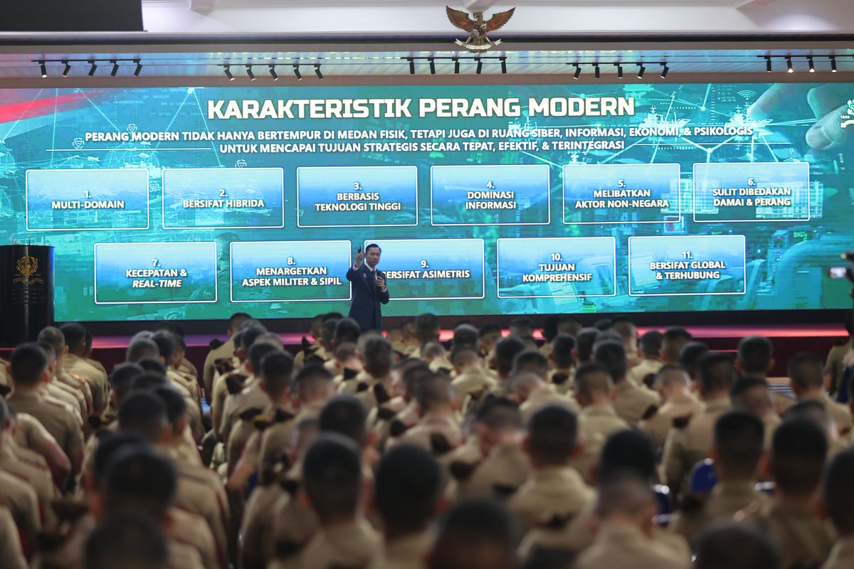 AgusYudhoyono's tweet photo. Kembali ke Lembah Tidar selalu menghadirkan rasa haru dan bangga. Di tempat inilah saya ditempa sebagai Taruna Akademi Militer, bersama rekan-rekan seperjuangan Angkatan 2000. Kini, saya mendapat kesempatan kembali sebagai alumni sekaligus Menteri Koordinator Bidang Infrastruktur dan Pembangunan Kewilayahan untuk berbagi pengalaman dan perspektif kepada para Taruna.

Saya melihat optimisme yang besar pada generasi penerus TNI Angkatan Darat. Mereka sedang dipersiapkan menjadi pemimpin masa depan yang tidak hanya tangguh secara fisik dan profesional sebagai prajurit, tetapi juga berkarakter kuat, berintegritas, dan memiliki kemampuan berpikir strategis.

Kepada para Taruna, saya berpesan bahwa tantangan kepemimpinan ke depan akan semakin kompleks. Seorang perwira harus mampu memahami dinamika geopolitik, perkembangan ekonomi global, kemajuan teknologi, hingga berbagai isu strategis nasional, termasuk pembangunan infrastruktur dan pembangunan kewilayahan yang menjadi bagian penting dalam memperkuat daya saing bangsa serta menjaga persatuan Indonesia.

Sebagai seorang kakak, saya berharap bekal yang diperoleh di Akademi Militer tidak hanya menjadi fondasi untuk menjalankan tugas negara dengan sebaik-baiknya, tetapi juga menjadi modal untuk hadir di tengah masyarakat, memberikan solusi, mengayomi, dan mengabdi sepenuh hati kepada bangsa dan negara.

Terima kasih kepada Gubernur Akademi Militer dan keluarga besar TNI khususnya TNI-AD beserta seluruh jajaran atas sambutan yang hangat. Semoga Akademi Militer terus melahirkan perwira-perwira terbaik yang siap memimpin, mengabdi, dan membawa Indonesia semakin maju.