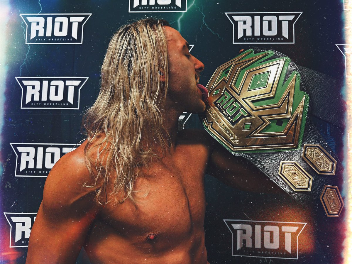 HayterEgo's tweet photo. Sold the whole show on my back.
 The ground y’all stand on got my fingerprints in it.
 Been the king for years now I got the crown to shut everybody up. 👑 
 Say gracias, pay your respects, and give me my flowers. 💐
 You’re looking at the reason this exists.

@rcwrestling https://t.co/iZGgaQiUdn