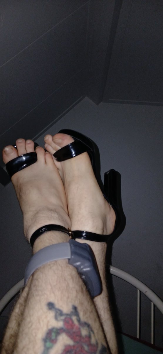 GarryxSub's tweet photo. @HannahStella44 These heels were verr serious all night long 6 huur did I do well https://t.co/rVNOSTKAOA