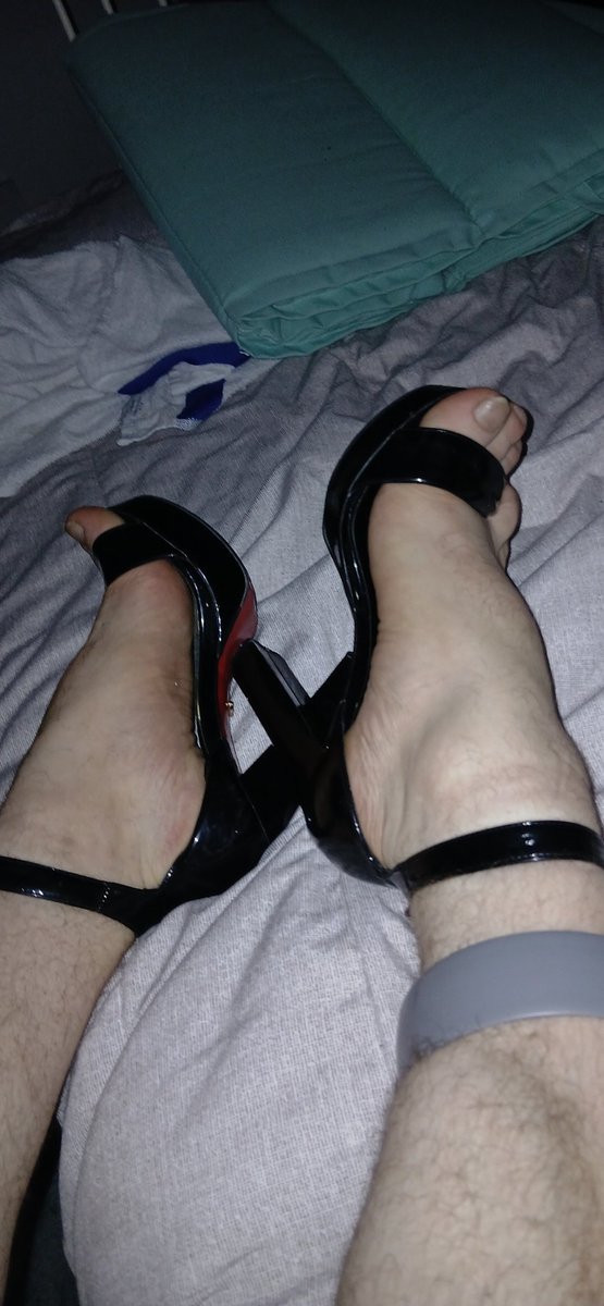 GarryxSub's tweet photo. @HannahStella44 These heels were verr serious all night long 6 huur did I do well https://t.co/rVNOSTKAOA