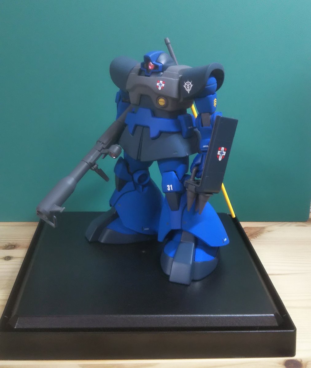 maki6ma2a's tweet photo. HGUC 1/144 ドム 武器を持たせて完成しました

ジャイアント・バズのスコープもモノアイ同様にウェーブのH・アイズ1［ピンク］を使っています

#ガンプラ https://t.co/n7viX5r7VV