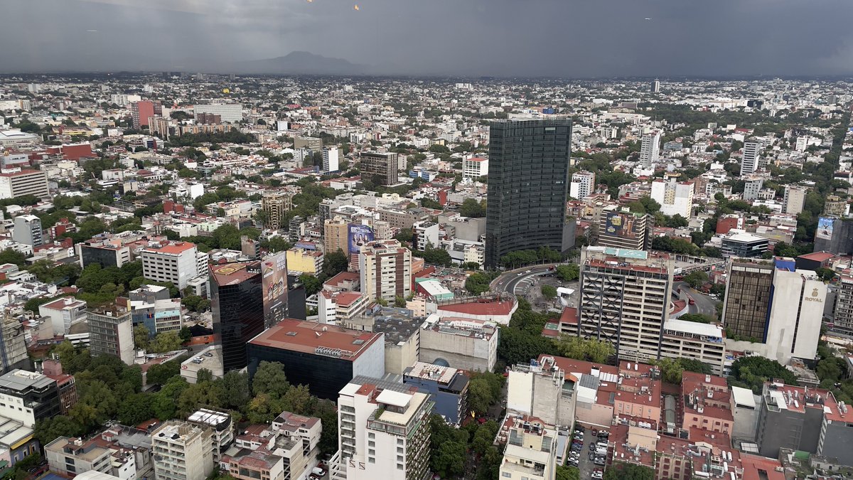 dreduphd's tweet photo. Se acerca una tormenta a la @LaRomaDF.

Visto desde Torre Reforma Latino, piso 40. https://t.co/yogZ7z3vEl