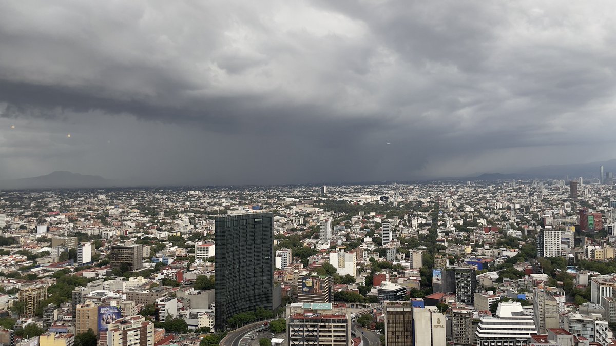 dreduphd's tweet photo. Se acerca una tormenta a la @LaRomaDF.

Visto desde Torre Reforma Latino, piso 40. https://t.co/yogZ7z3vEl