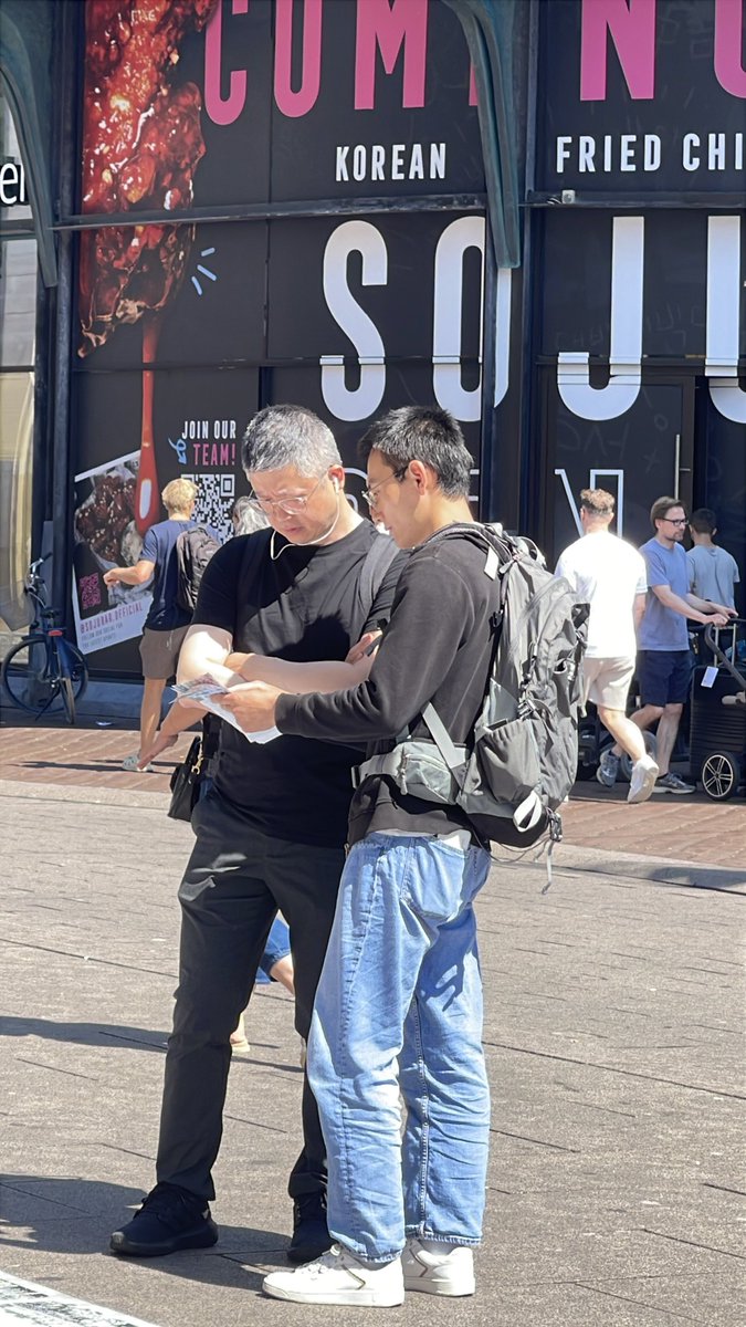 anticcpnl's tweet photo. 本週六，反共之聲志工們繼續到海牙唐人街附近擺街站、派傳單，展示中共造成的百年世紀人道災難，與揭露中共在荷滲透與統戰的代理人，並呼籲荷蘭當局將相關中共間諜驅逐出境！
#反共之聲 #海牙 #統戰滲透 #跨境鎮壓 https://t.co/I9B6cfXA4c