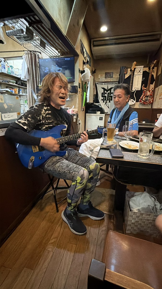 SATSUMA3042's tweet photo. 昨夜のギターサロンも盛り上がりました😂😂😂😂😂😂😂😂ありがとうございました🔥
抱腹絶倒🤣
僕も久しぶりにたくさんギター弾きました🎸
来週も宜しくお願いしますm(_ _)m https://t.co/fg26lvk7y2